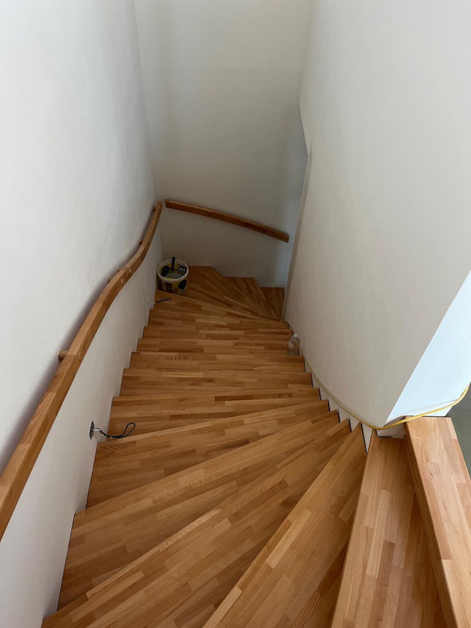 Dřevěné schodiště v interiéru